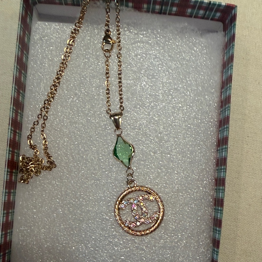 Chic Gold and Green Pendant Necklace